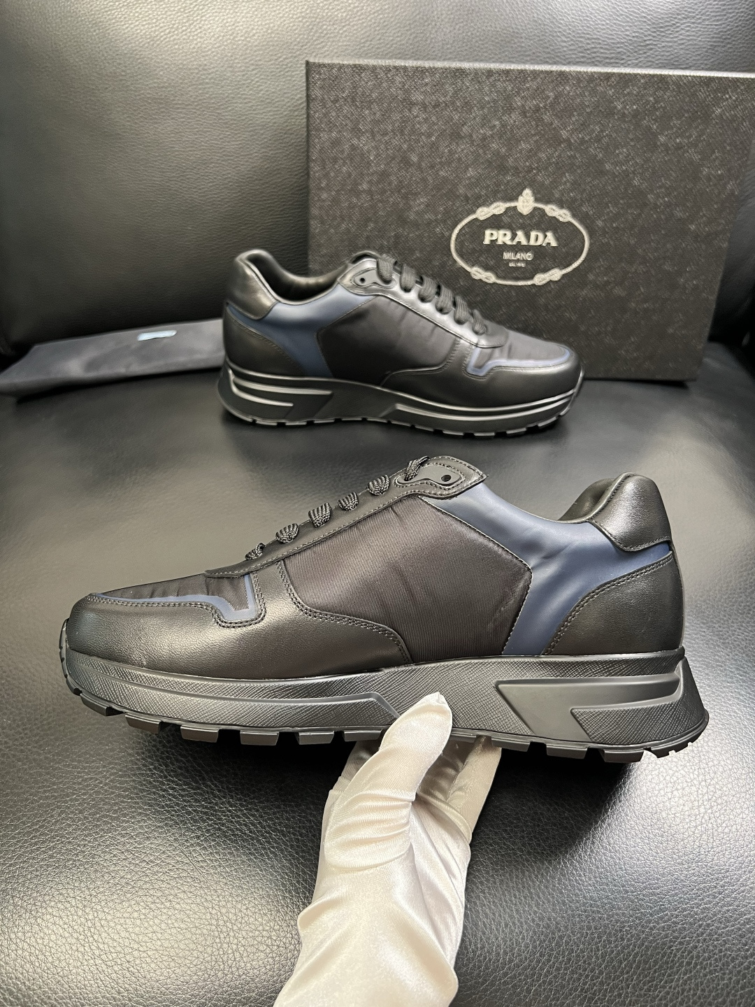 PRADA 高品质 顶级工艺品 普拉达 专柜同步 原厂配置，意大利进口原版牛皮面料，透气舒适进口水染牛里