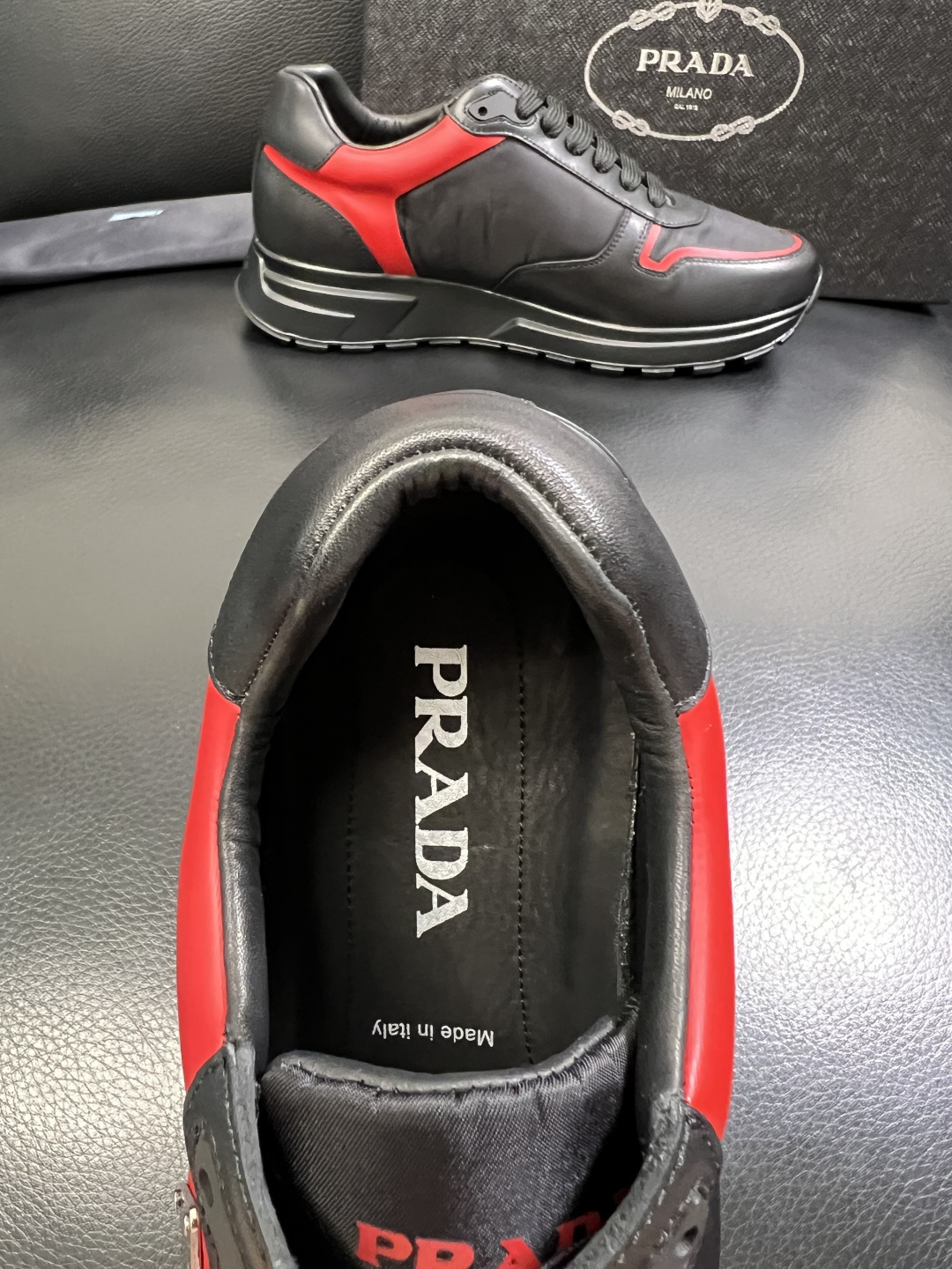 PRADA 高品质 顶级工艺品 普拉达 专柜同步 原厂配置，意大利进口原版牛皮面料，透气舒适进口水染牛里