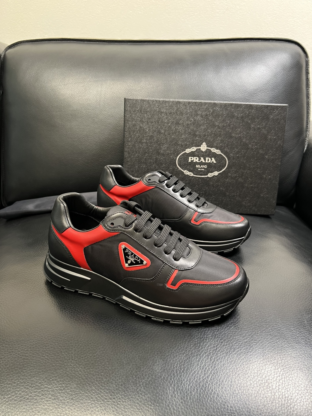 PRADA 高品质 顶级工艺品 普拉达 专柜同步 原厂配置，意大利进口原版牛皮面料，透气舒适进口水染牛里