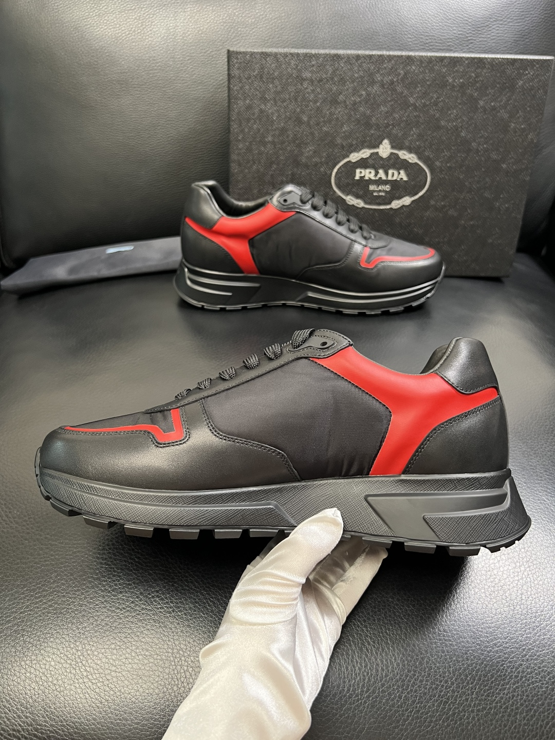 PRADA 高品质 顶级工艺品 普拉达 专柜同步 原厂配置，意大利进口原版牛皮面料，透气舒适进口水染牛里