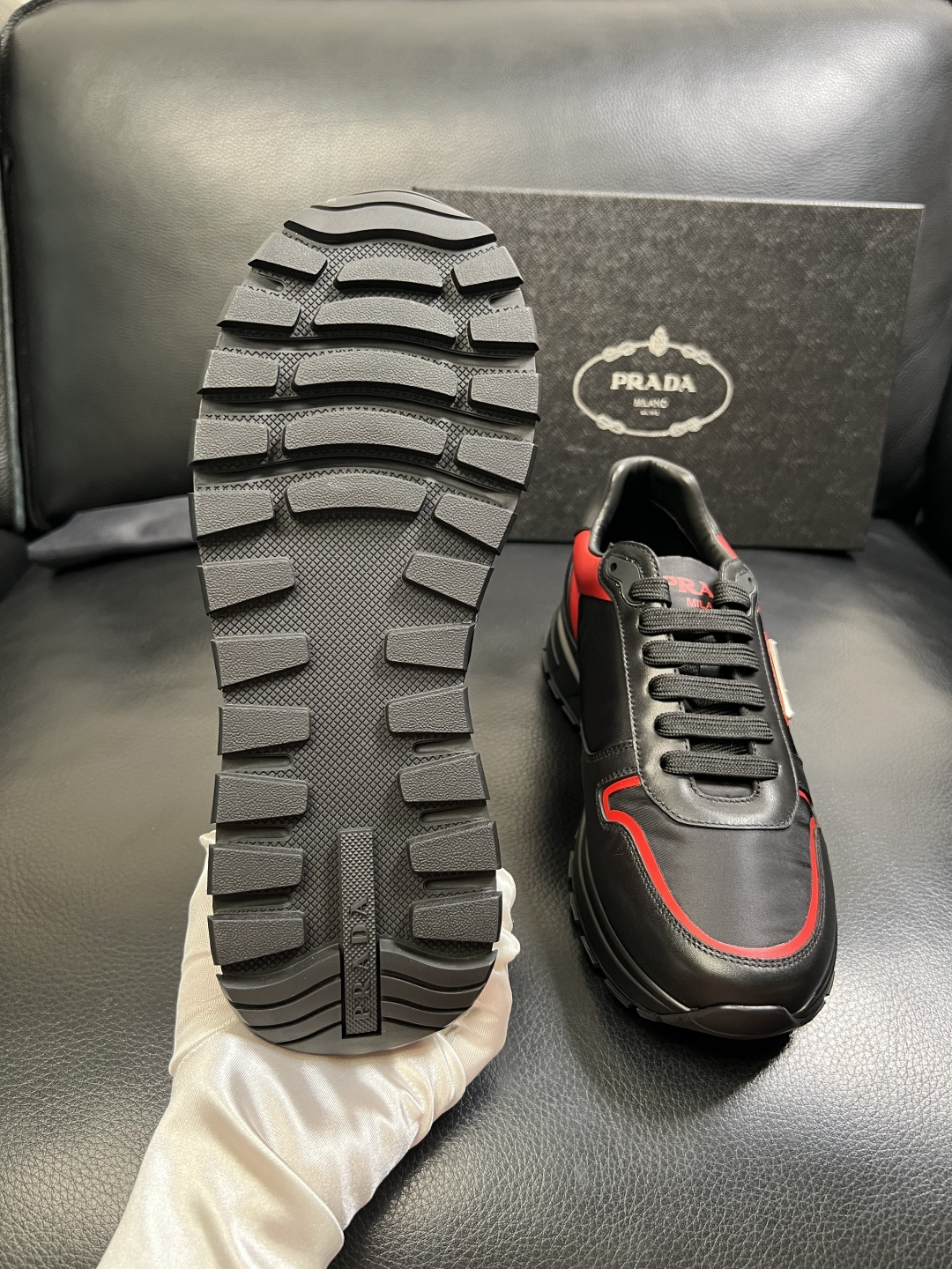 PRADA 高品质 顶级工艺品 普拉达 专柜同步 原厂配置，意大利进口原版牛皮面料，透气舒适进口水染牛里