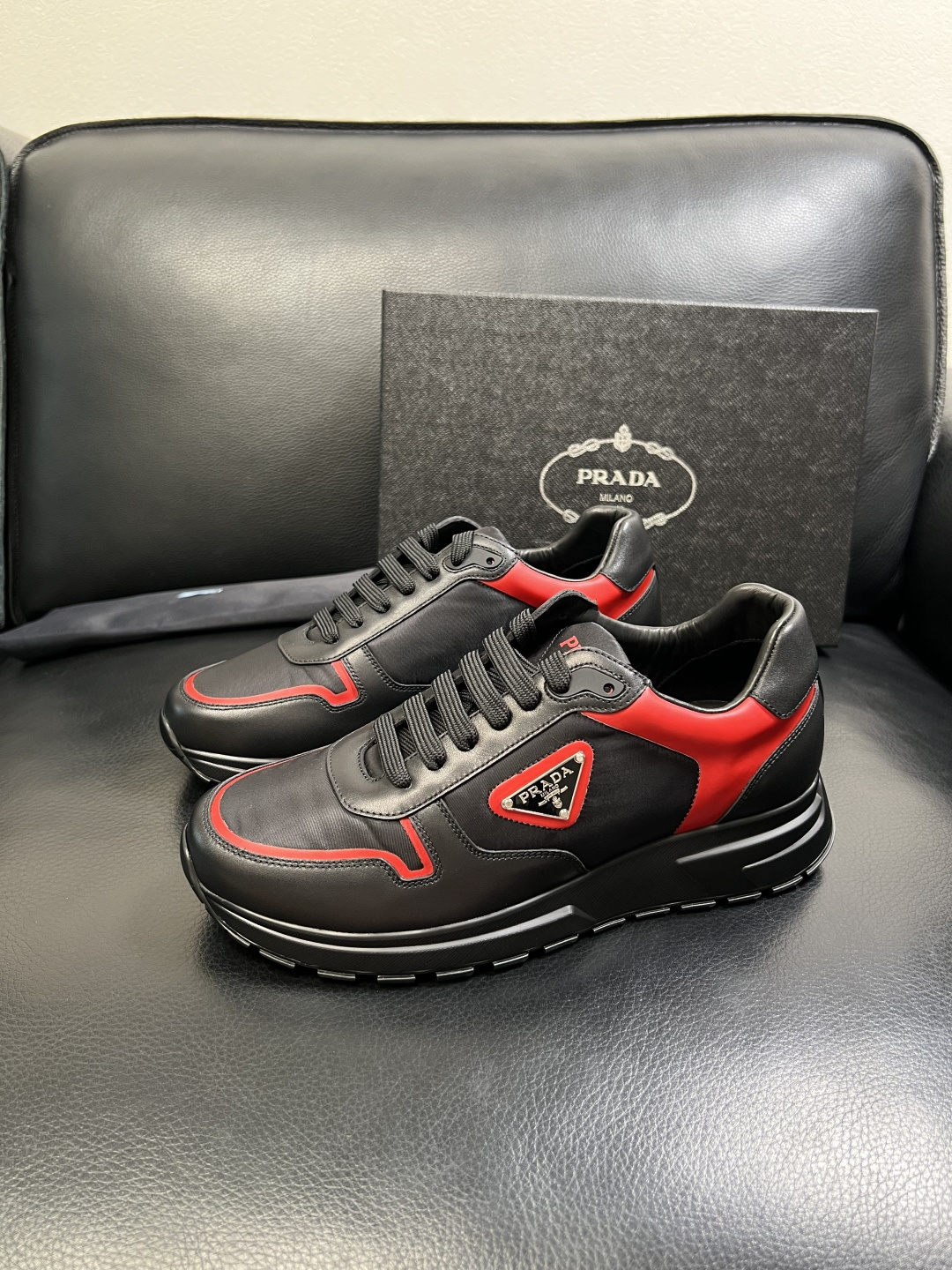 PRADA 高品质 顶级工艺品 普拉达 专柜同步 原厂配置，意大利进口原版牛皮面料，透气舒适进口水染牛里