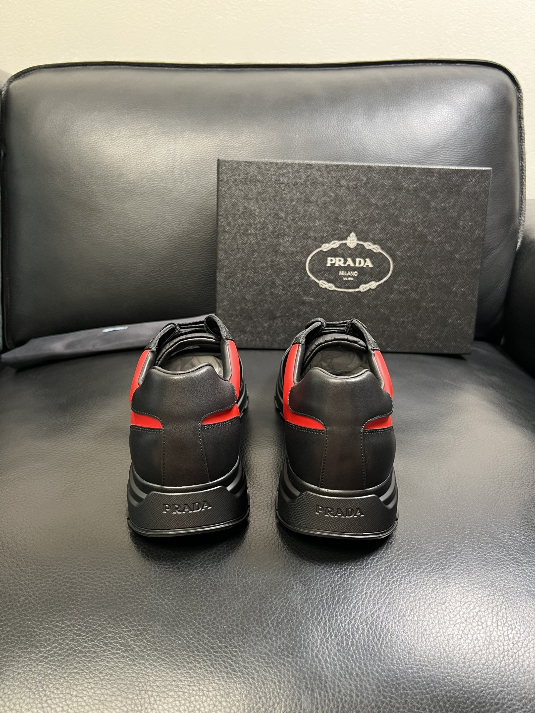 PRADA 高品质 顶级工艺品 普拉达 专柜同步 原厂配置，意大利进口原版牛皮面料，透气舒适进口水染牛里