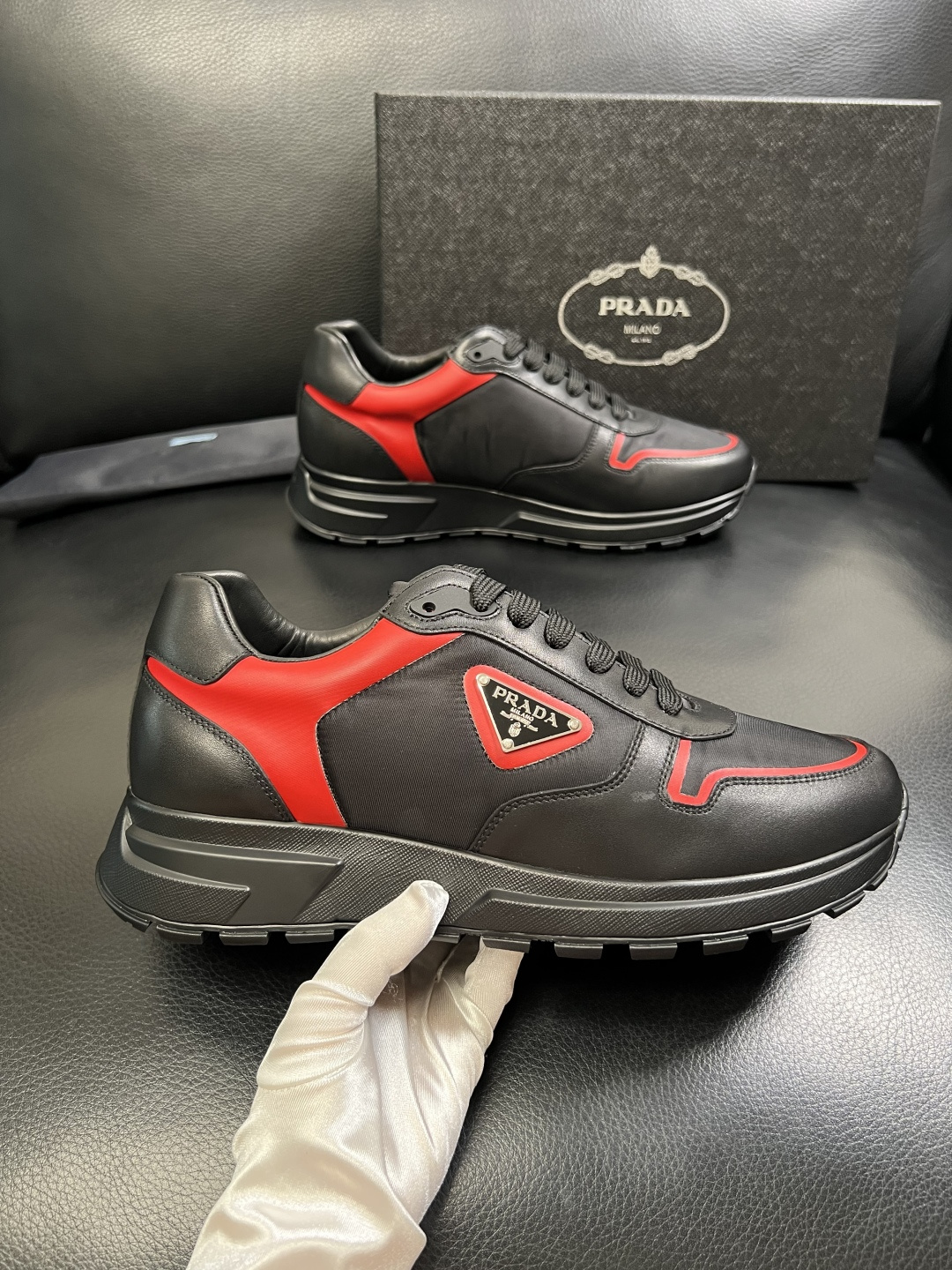 PRADA 高品质 顶级工艺品 普拉达 专柜同步 原厂配置，意大利进口原版牛皮面料，透气舒适进口水染牛里