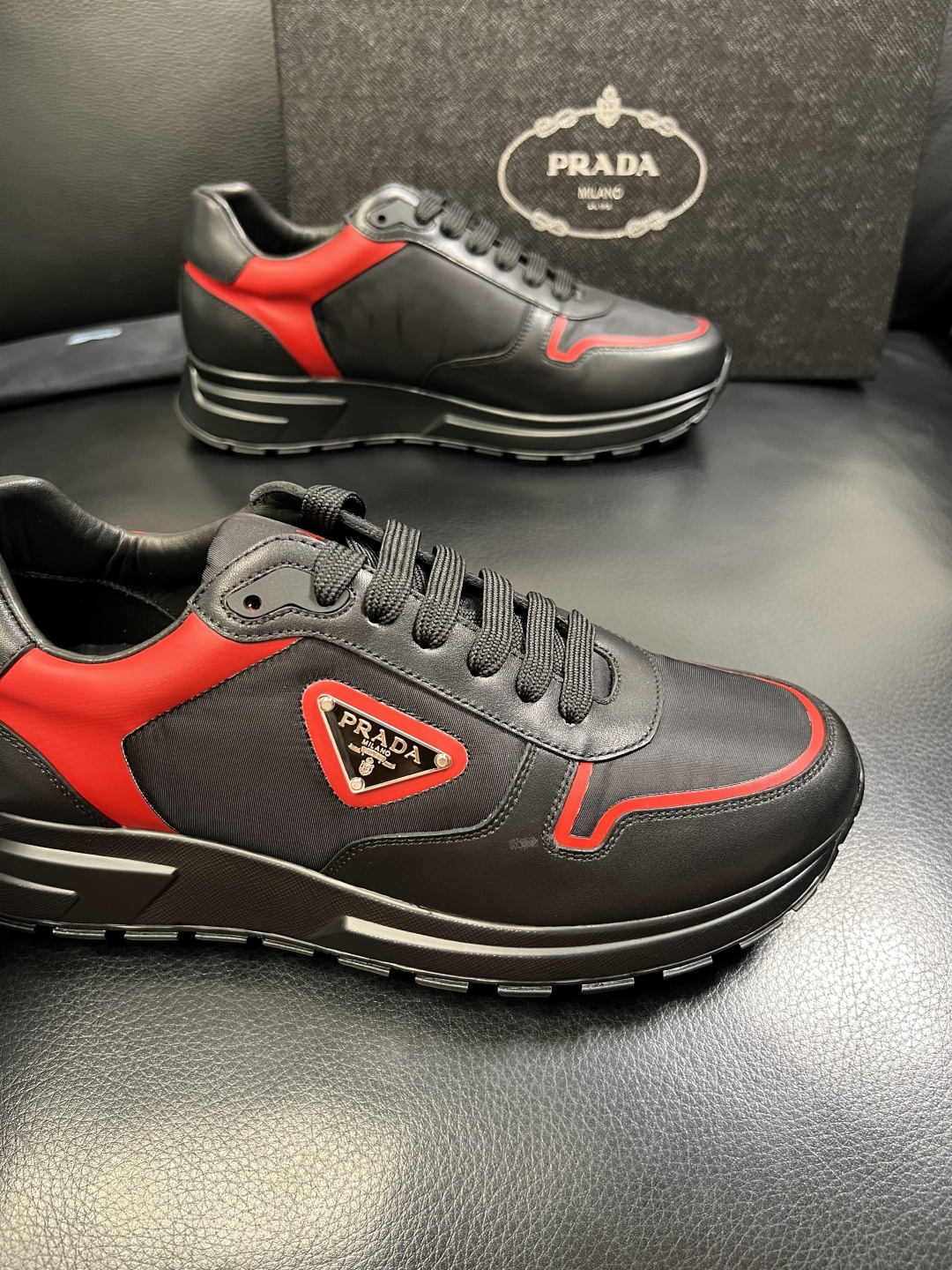 PRADA 高品质 顶级工艺品 普拉达 专柜同步 原厂配置，意大利进口原版牛皮面料，透气舒适进口水染牛里