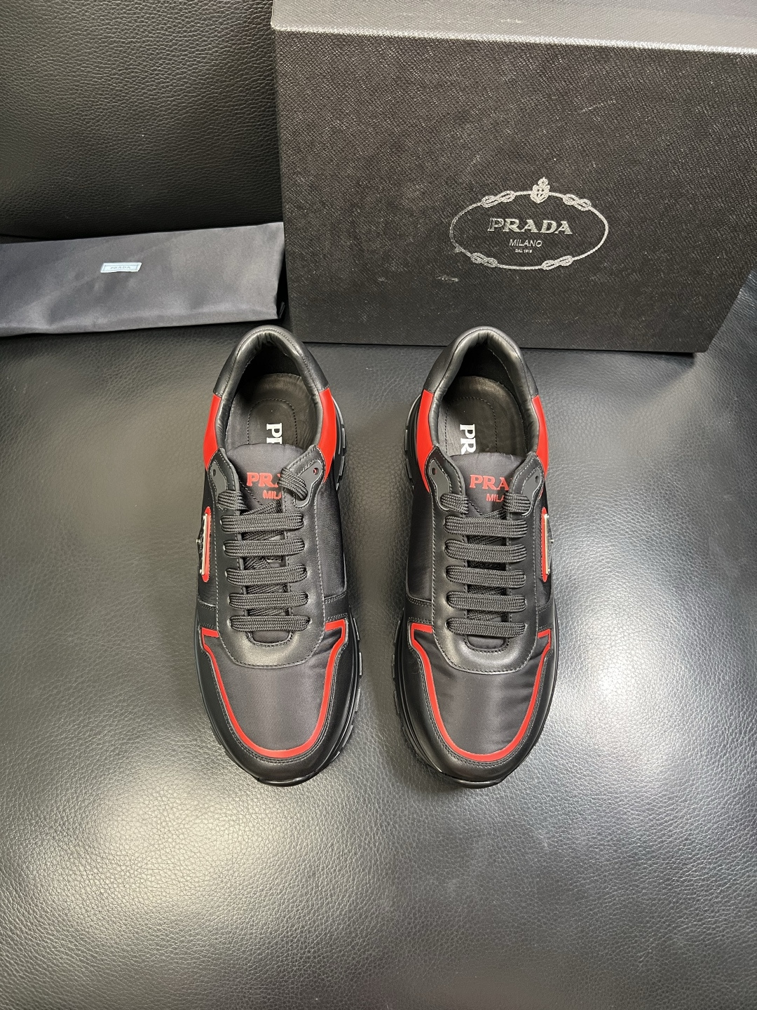 PRADA 高品质 顶级工艺品 普拉达 专柜同步 原厂配置，意大利进口原版牛皮面料，透气舒适进口水染牛里