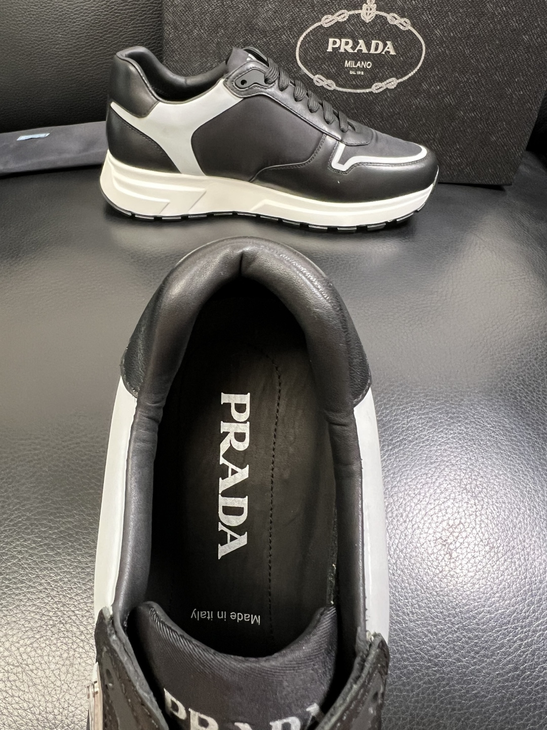 PRADA 高品质 顶级工艺品 普拉达 专柜同步 原厂配置，意大利进口原版牛皮面料，透气舒适进口水染牛里