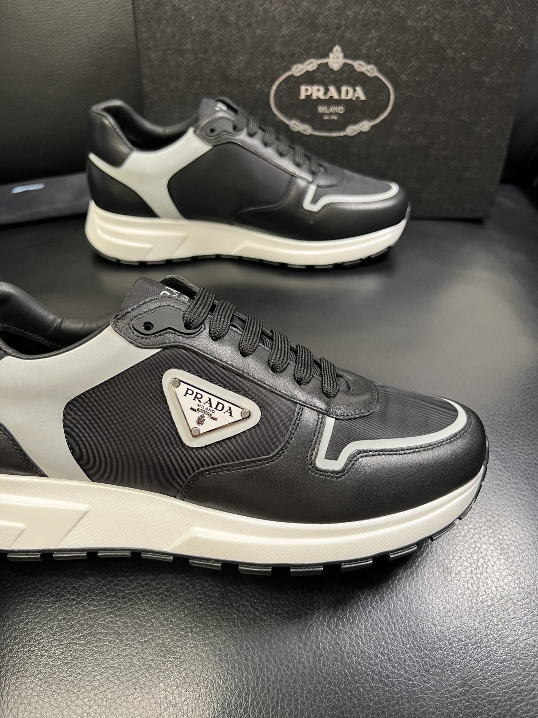 PRADA 高品质 顶级工艺品 普拉达 专柜同步 原厂配置，意大利进口原版牛皮面料，透气舒适进口水染牛里