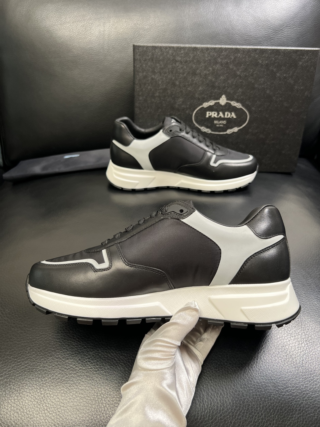 PRADA 高品质 顶级工艺品 普拉达 专柜同步 原厂配置，意大利进口原版牛皮面料，透气舒适进口水染牛里