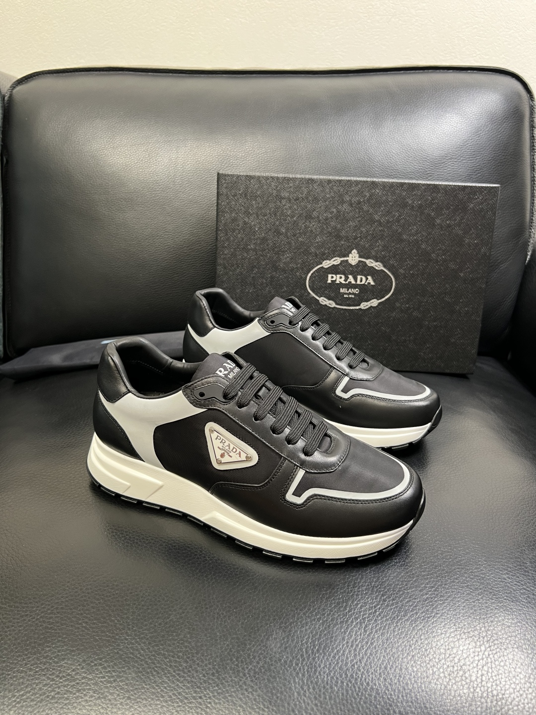 PRADA 高品质 顶级工艺品 普拉达 专柜同步 原厂配置，意大利进口原版牛皮面料，透气舒适进口水染牛里