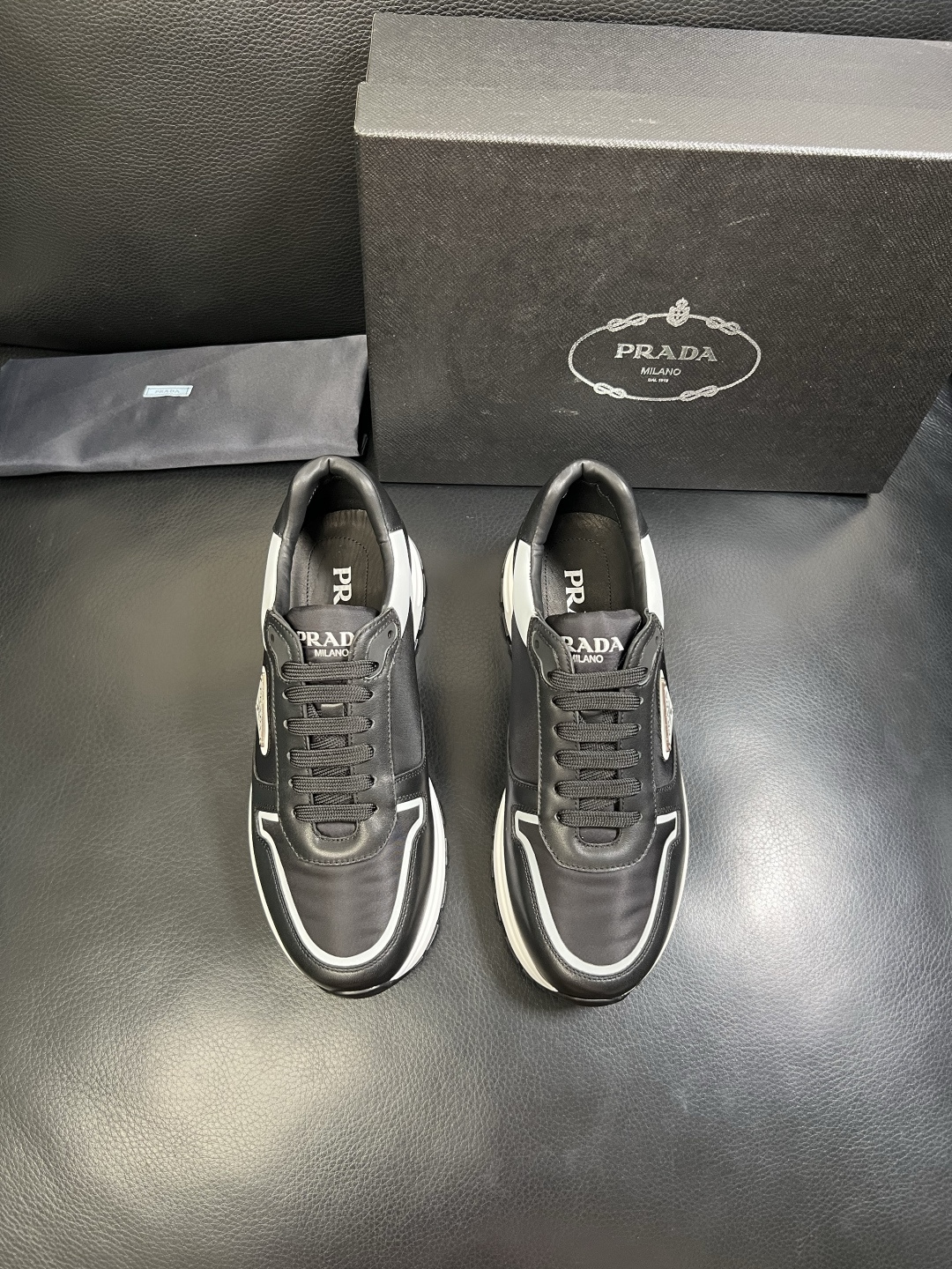 PRADA 高品质 顶级工艺品 普拉达 专柜同步 原厂配置，意大利进口原版牛皮面料，透气舒适进口水染牛里