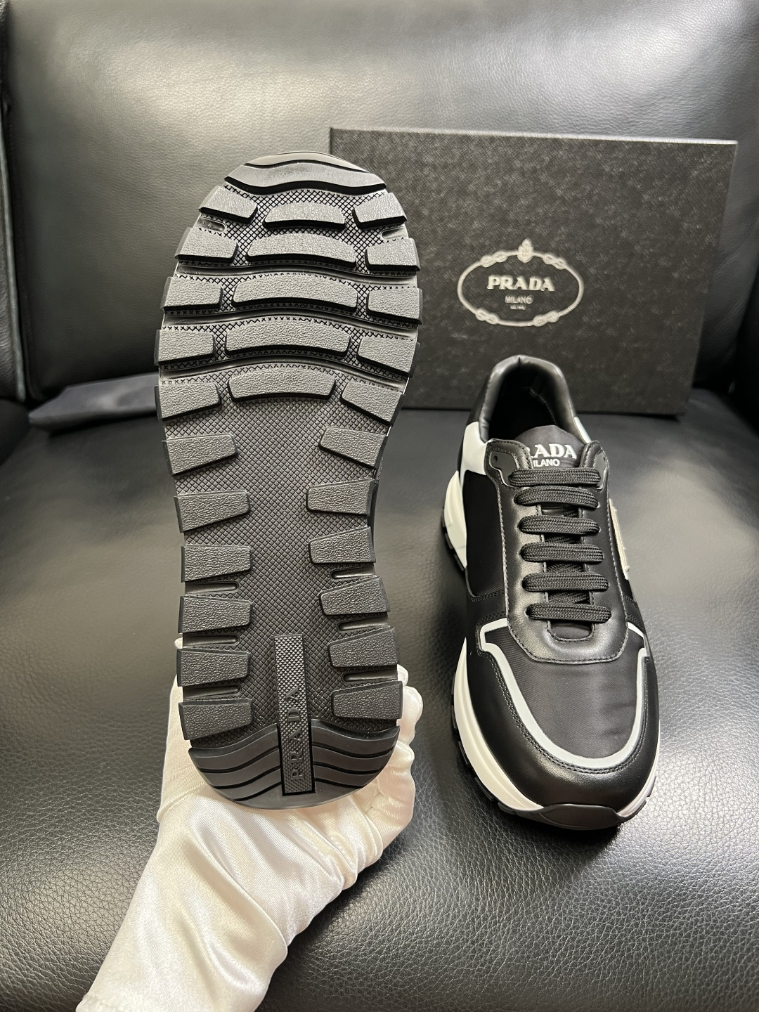 PRADA 高品质 顶级工艺品 普拉达 专柜同步 原厂配置，意大利进口原版牛皮面料，透气舒适进口水染牛里