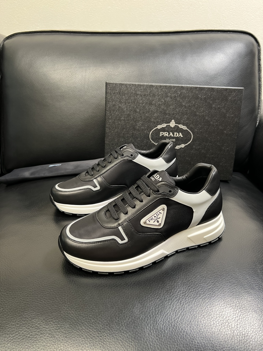 PRADA 高品质 顶级工艺品 普拉达 专柜同步 原厂配置，意大利进口原版牛皮面料，透气舒适进口水染牛里