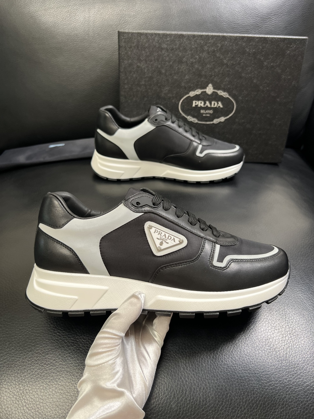 PRADA 高品质 顶级工艺品 普拉达 专柜同步 原厂配置，意大利进口原版牛皮面料，透气舒适进口水染牛里