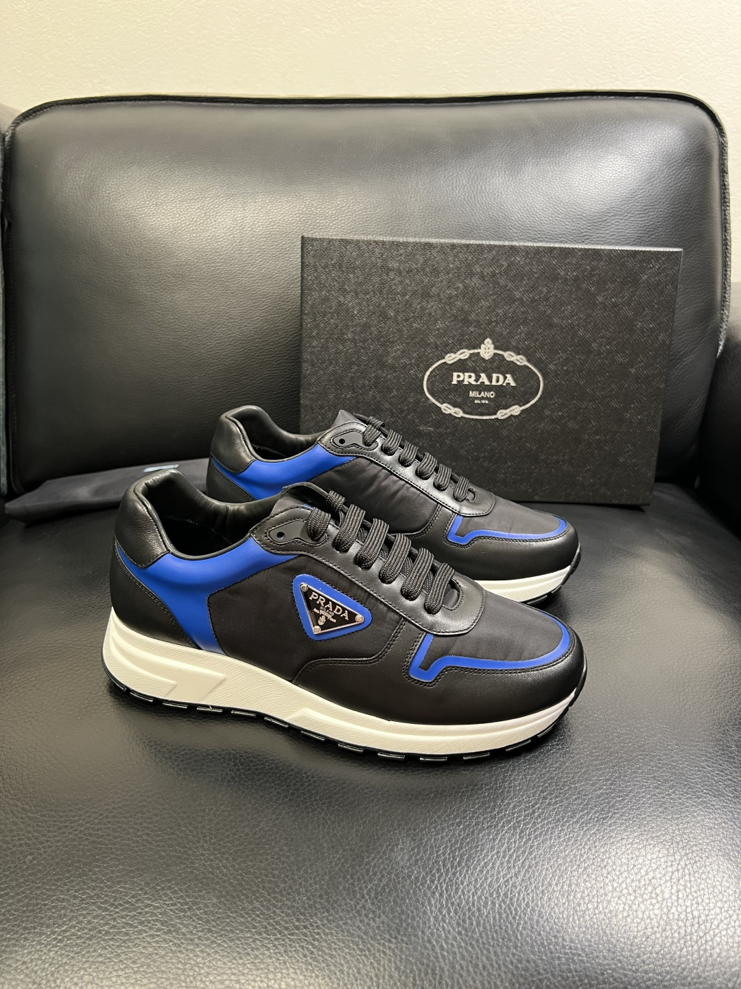 PRADA 高品质 顶级工艺品 普拉达 专柜同步 原厂配置，意大利进口原版牛皮面料，透气舒适进口水染牛里