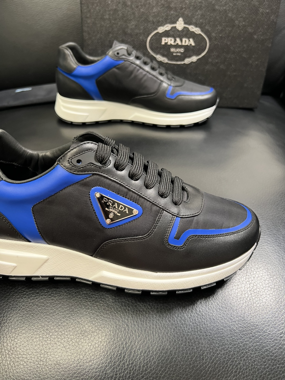 PRADA 高品质 顶级工艺品 普拉达 专柜同步 原厂配置，意大利进口原版牛皮面料，透气舒适进口水染牛里