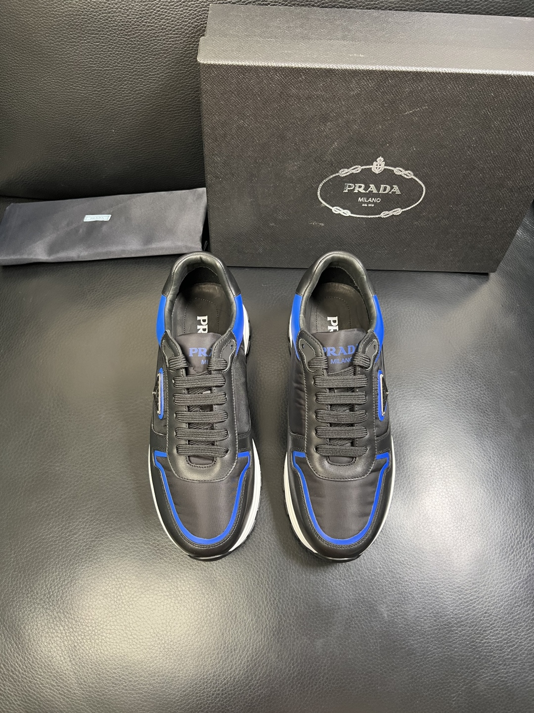 PRADA 高品质 顶级工艺品 普拉达 专柜同步 原厂配置，意大利进口原版牛皮面料，透气舒适进口水染牛里