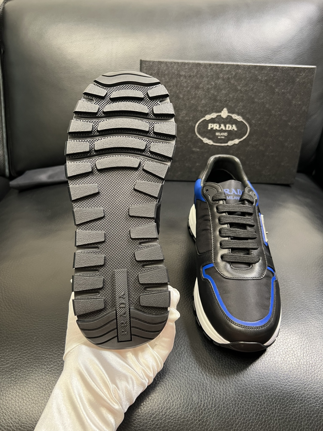 PRADA 高品质 顶级工艺品 普拉达 专柜同步 原厂配置，意大利进口原版牛皮面料，透气舒适进口水染牛里