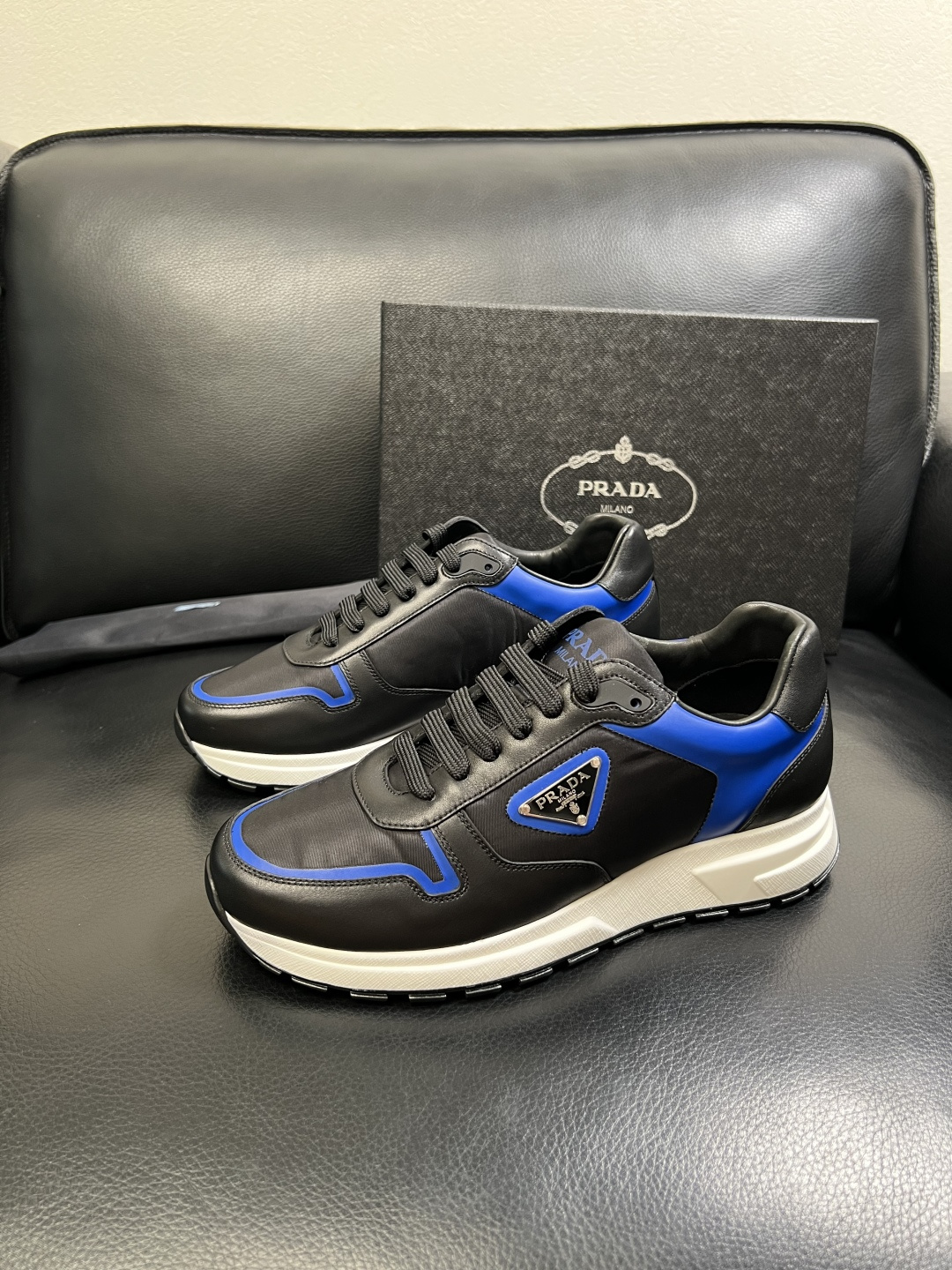 PRADA 高品质 顶级工艺品 普拉达 专柜同步 原厂配置，意大利进口原版牛皮面料，透气舒适进口水染牛里