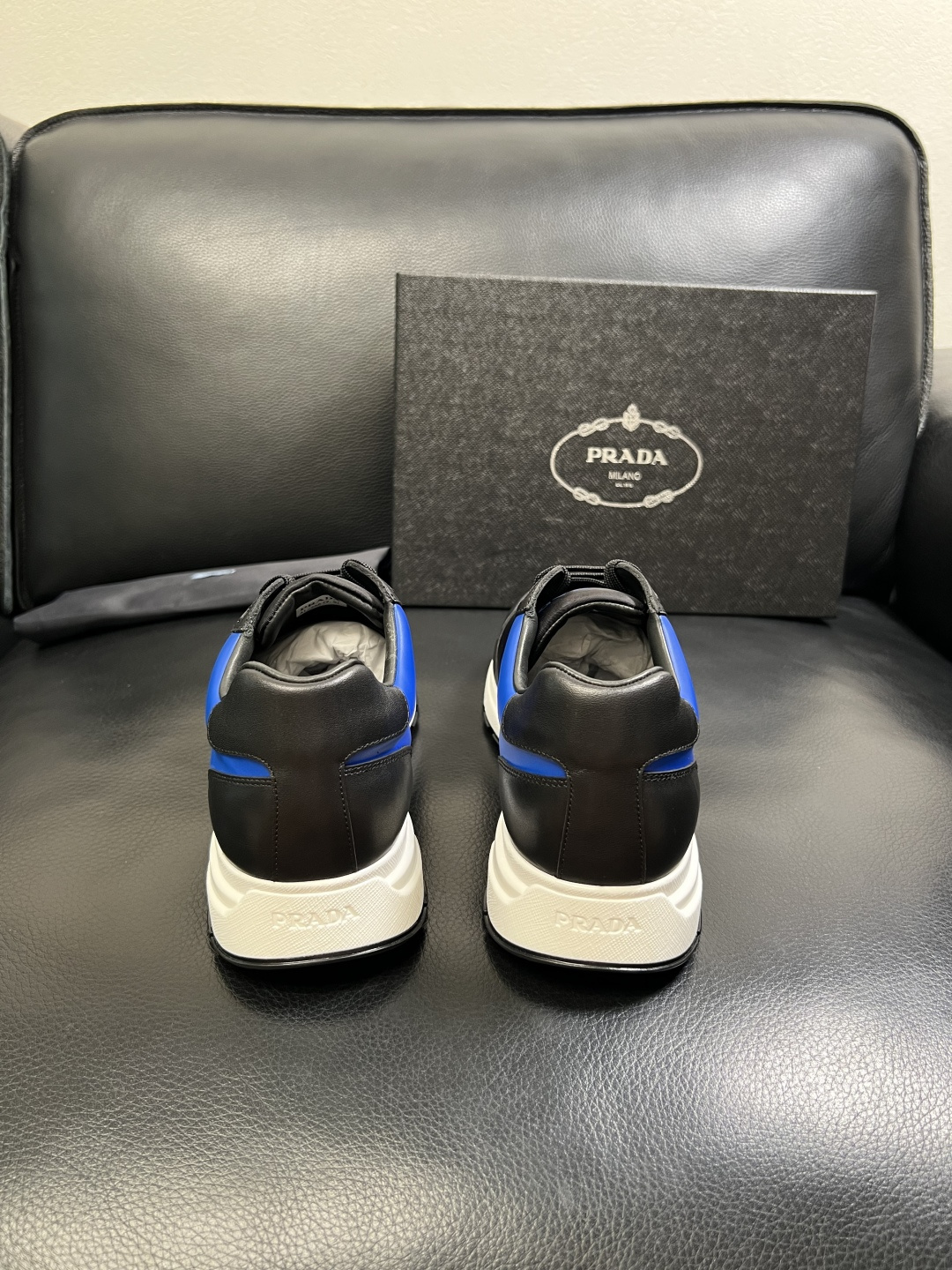 PRADA 高品质 顶级工艺品 普拉达 专柜同步 原厂配置，意大利进口原版牛皮面料，透气舒适进口水染牛里