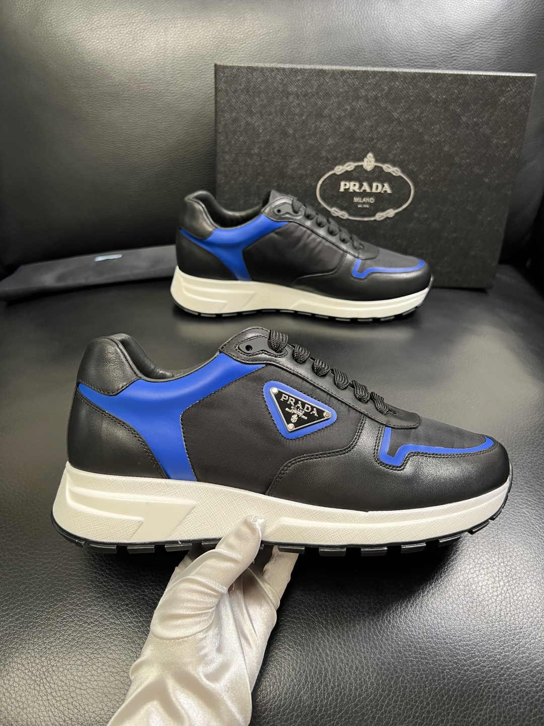 PRADA 高品质 顶级工艺品 普拉达 专柜同步 原厂配置，意大利进口原版牛皮面料，透气舒适进口水染牛里