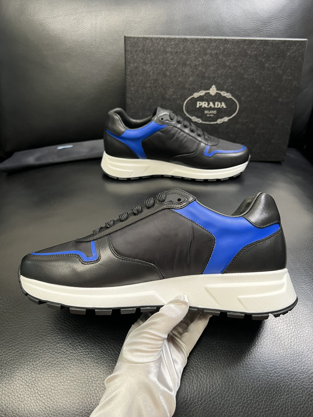 PRADA 高品质 顶级工艺品 普拉达 专柜同步 原厂配置，意大利进口原版牛皮面料，透气舒适进口水染牛里