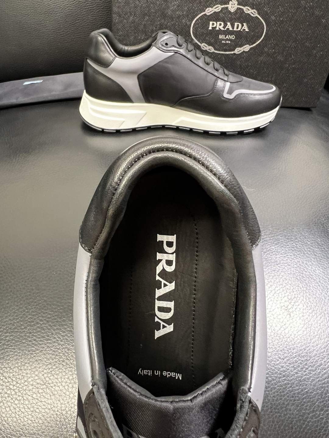 PRADA 高品质 顶级工艺品 普拉达 专柜同步 原厂配置，意大利进口原版牛皮面料，透气舒适进口水染牛里