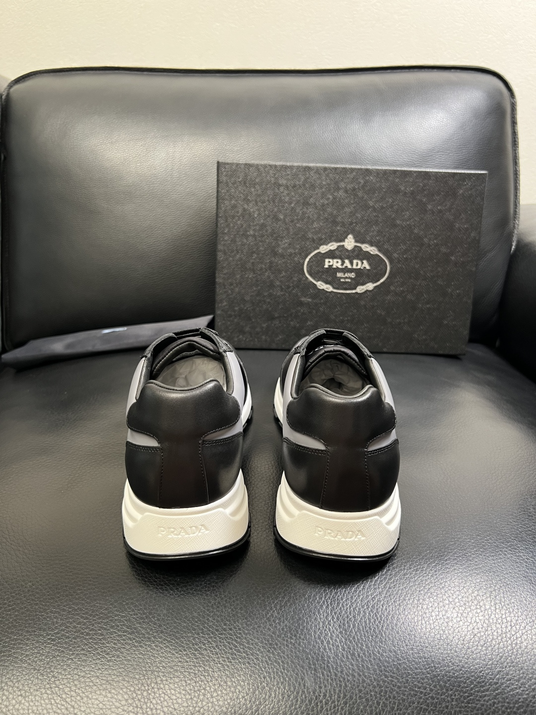 PRADA 高品质 顶级工艺品 普拉达 专柜同步 原厂配置，意大利进口原版牛皮面料，透气舒适进口水染牛里