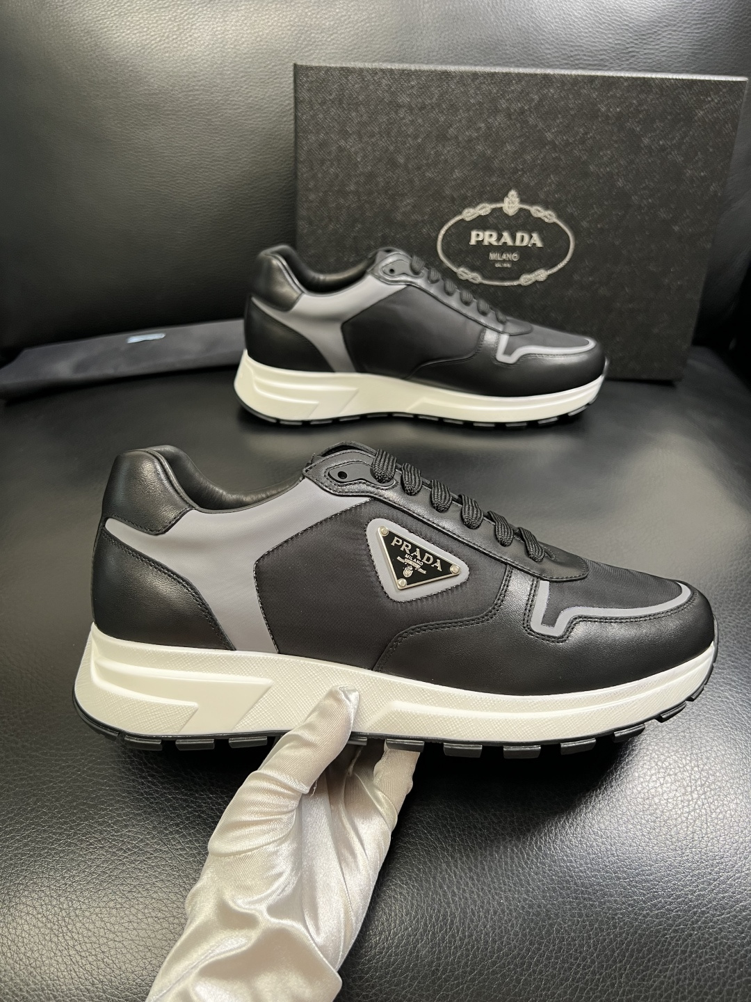 PRADA 高品质 顶级工艺品 普拉达 专柜同步 原厂配置，意大利进口原版牛皮面料，透气舒适进口水染牛里