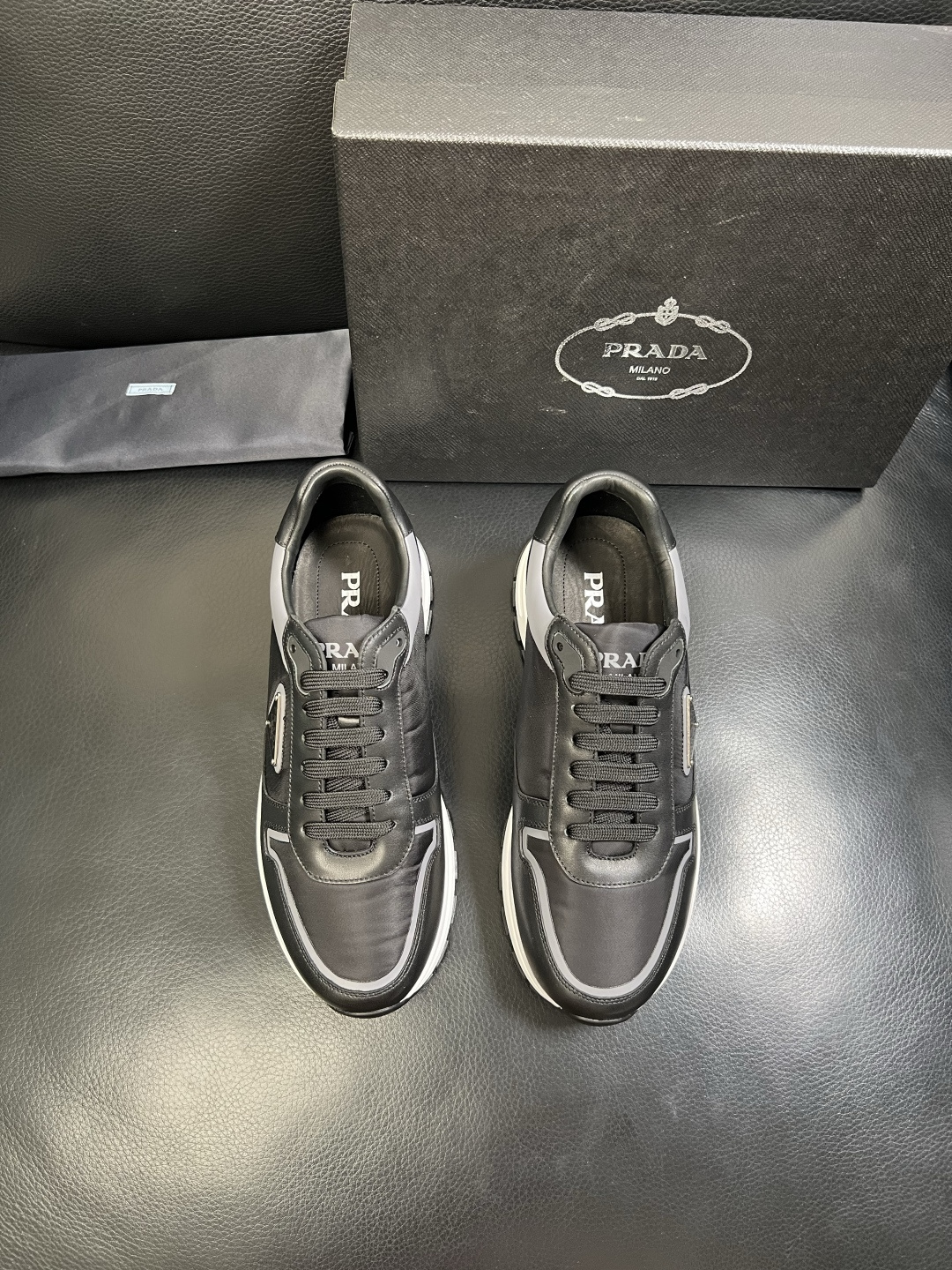PRADA 高品质 顶级工艺品 普拉达 专柜同步 原厂配置，意大利进口原版牛皮面料，透气舒适进口水染牛里