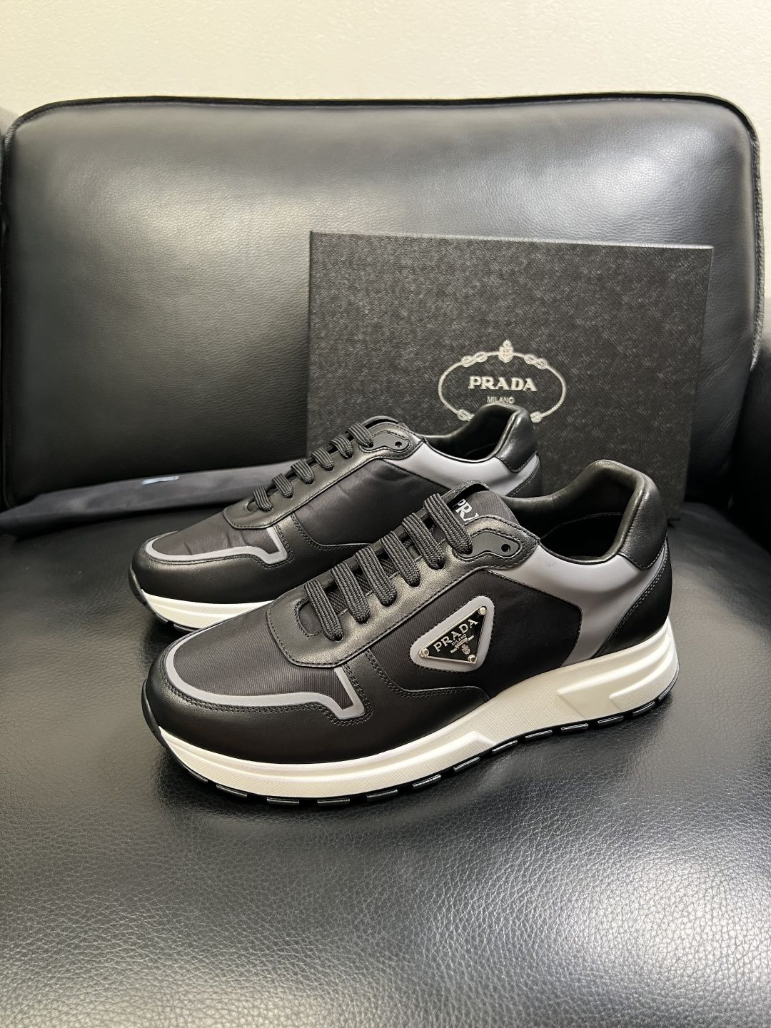 PRADA 高品质 顶级工艺品 普拉达 专柜同步 原厂配置，意大利进口原版牛皮面料，透气舒适进口水染牛里