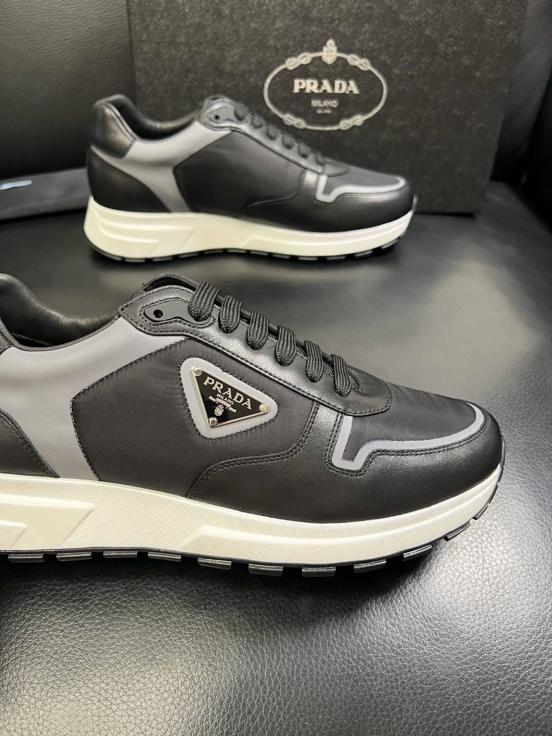 PRADA 高品质 顶级工艺品 普拉达 专柜同步 原厂配置，意大利进口原版牛皮面料，透气舒适进口水染牛里