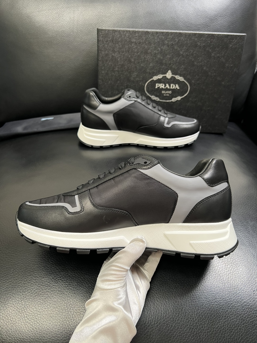 PRADA 高品质 顶级工艺品 普拉达 专柜同步 原厂配置，意大利进口原版牛皮面料，透气舒适进口水染牛里