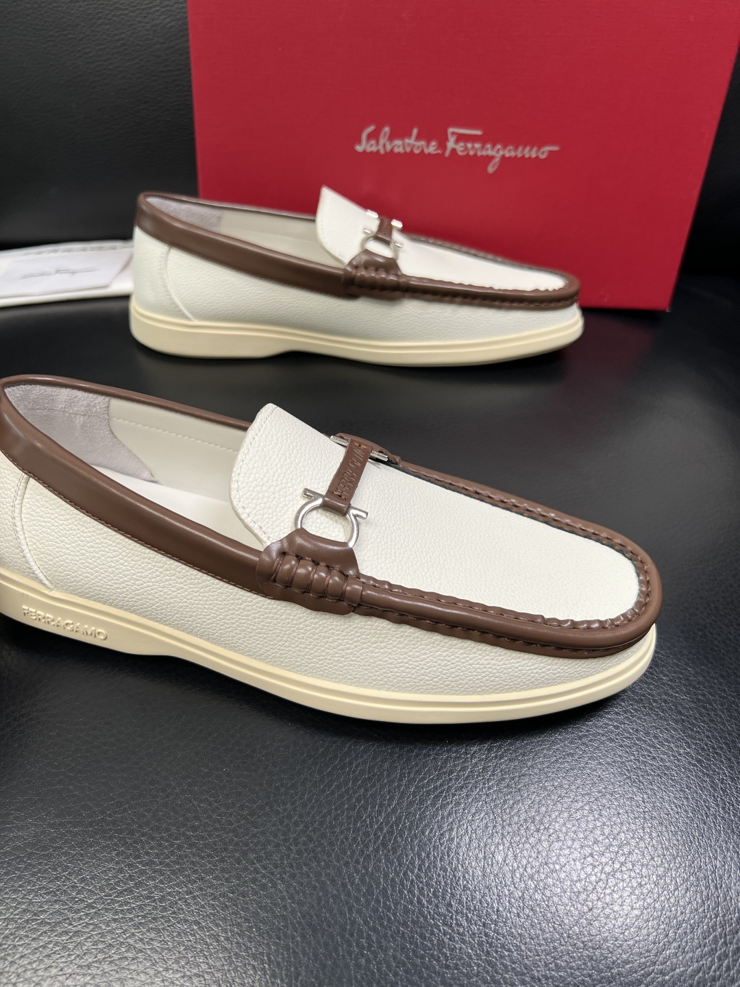Ferragamo 高品质 顶级工艺品 菲拉格慕 专柜同步发售原厂配置，意大利进口原版牛皮，进口水染牛里