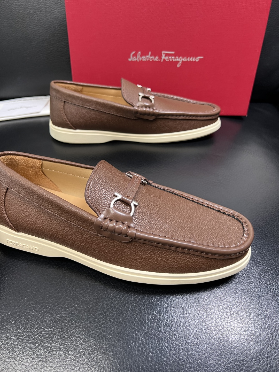 Ferragamo 高品质 顶级工艺品 菲拉格慕 专柜同步发售原厂配置，意大利进口原版牛皮，进口水染牛里