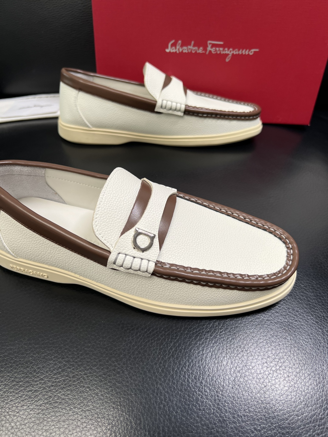 Ferragamo 高品质 顶级工艺品 菲拉格慕 专柜同步发售原厂配置，意大利进口原版牛皮，进口水染牛里