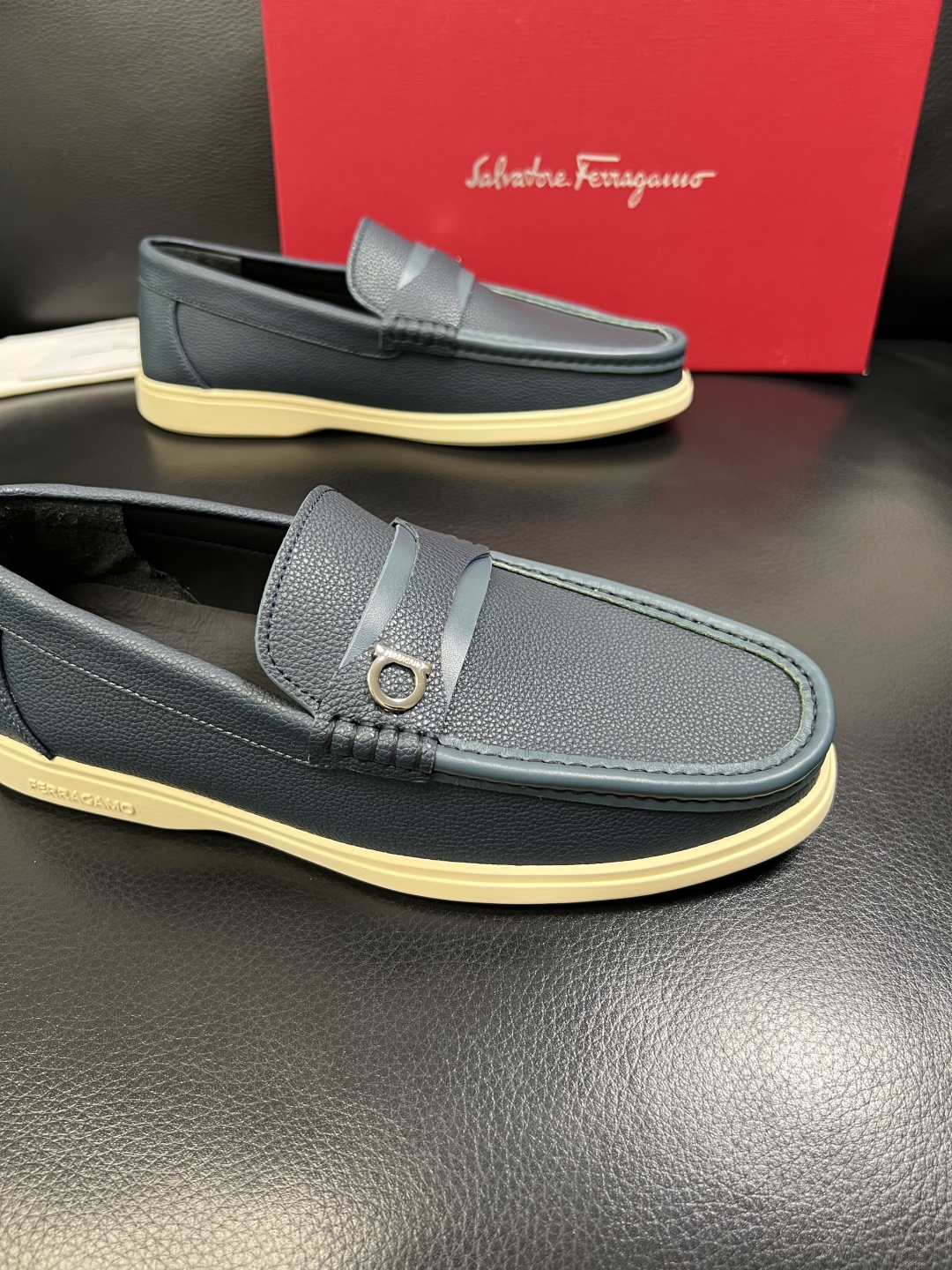 Ferragamo 高品质 顶级工艺品 菲拉格慕 专柜同步发售原厂配置，意大利进口原版牛皮，进口水染牛里