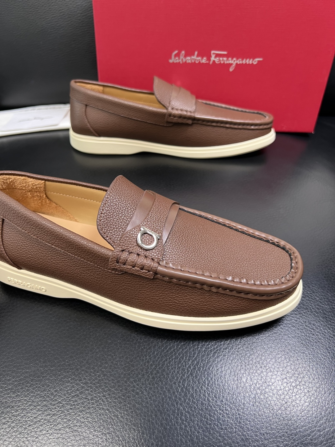 Ferragamo 高品质 顶级工艺品 菲拉格慕 专柜同步发售原厂配置，意大利进口原版牛皮，进口水染牛里