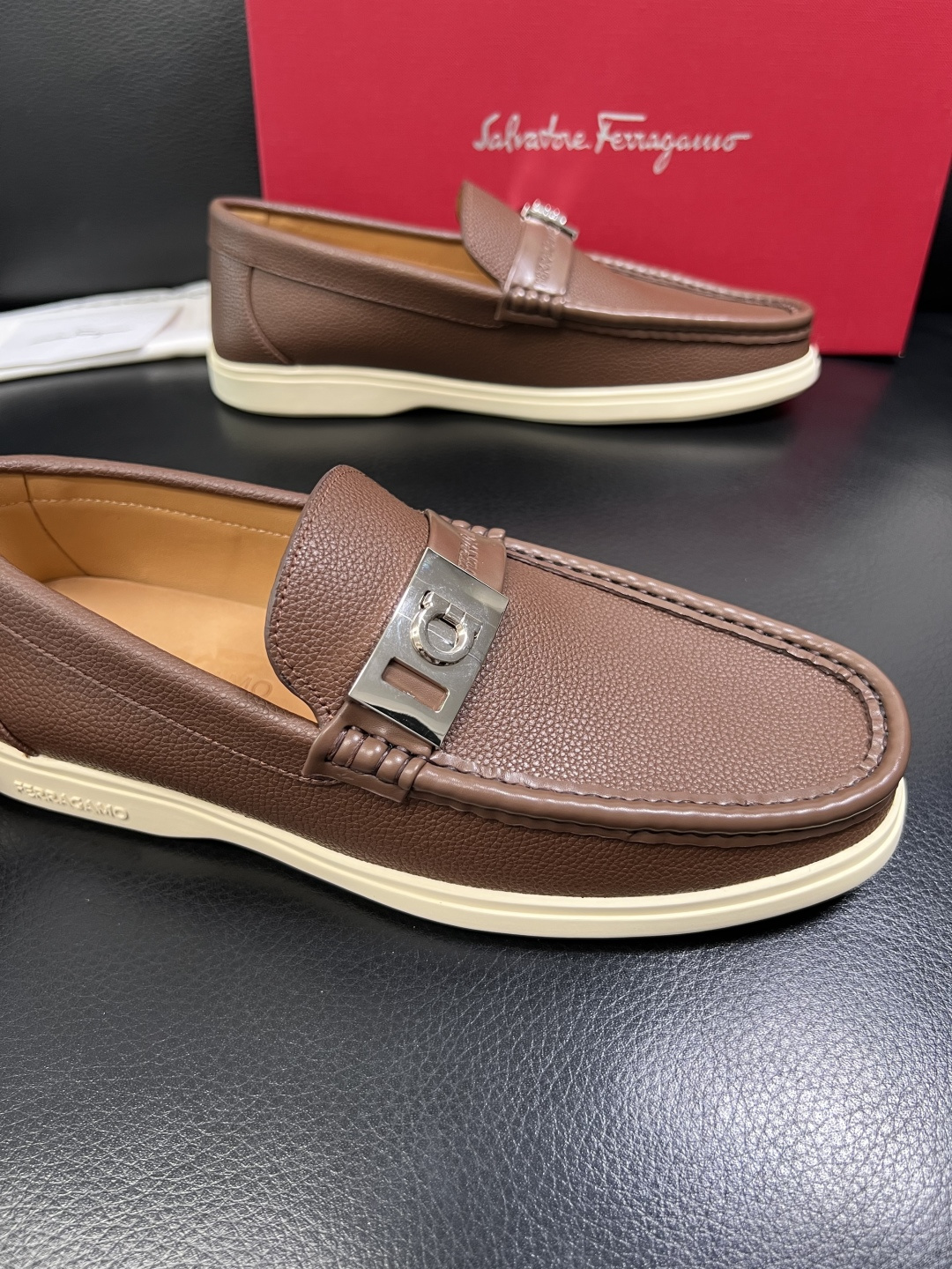 Ferragamo 高品质 顶级工艺品 菲拉格慕 专柜同步发售原厂配置，意大利进口原版牛皮，进口水染牛里