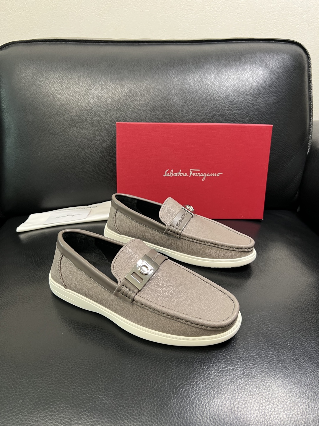 Ferragamo 高品质 顶级工艺品 菲拉格慕 专柜同步发售原厂配置，意大利进口原版牛皮，进口水染牛里
