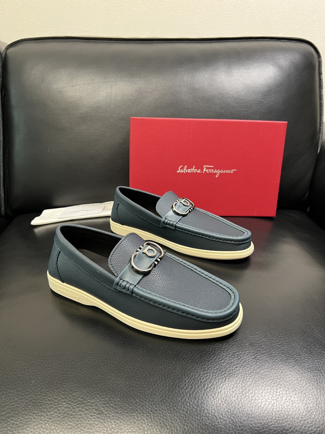 NO:781540,Ferragamo high-quality top crafts. Ferragamo counters simultaneously sell original factory configurations, original cowhide imported from Italy, imported water-dyed cowhide, soles specially provided by the original factory and super comfortable, original factory follow-up orders, welcome to compare at the counter, code number 39-44 (order 38 45),,ferragamo,ferragamo,cowhide19860909Ferragamo 高品质 顶级工艺品 菲拉格慕专柜同步发售原厂配置,意大利进口原版牛皮,进口水染牛里 ,鞋底原厂特供原版底超级舒适,原厂跟单货 ,欢迎对比专柜同步,码数 39-44（订38 45）,,ferragamo,ferragamo,cowhide,Men's shoes