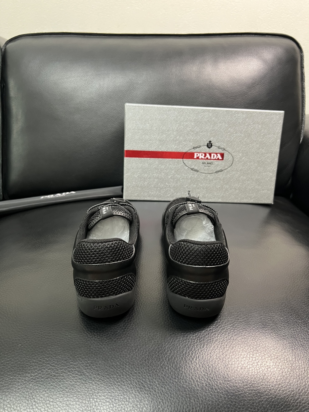 Prada 顶级工艺品，普拉达 专柜同步，原厂配置意大利进口牛皮拼布面料，进口牛皮内里垫，透气舒适，鞋底