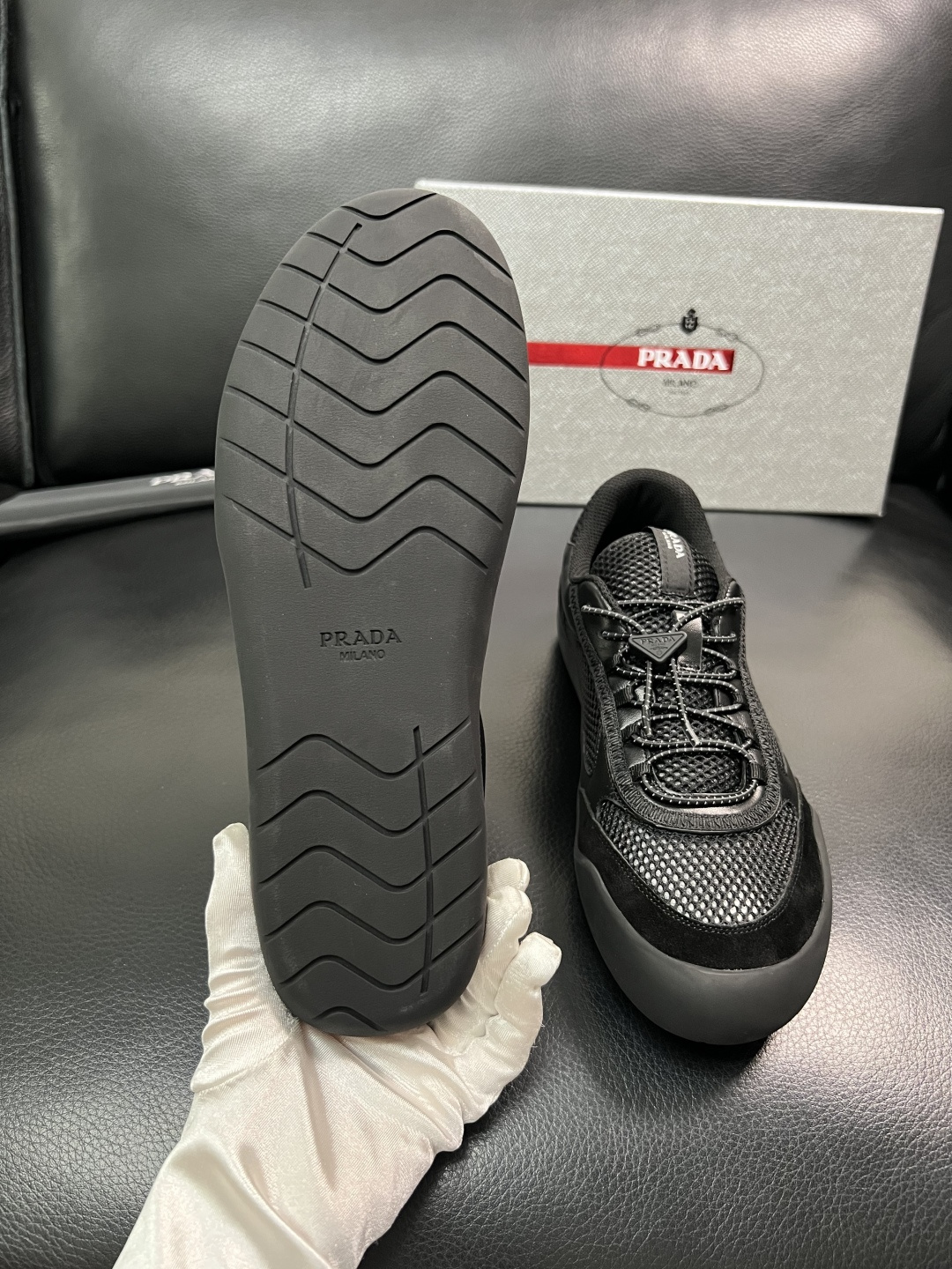 Prada 顶级工艺品，普拉达 专柜同步，原厂配置意大利进口牛皮拼布面料，进口牛皮内里垫，透气舒适，鞋底