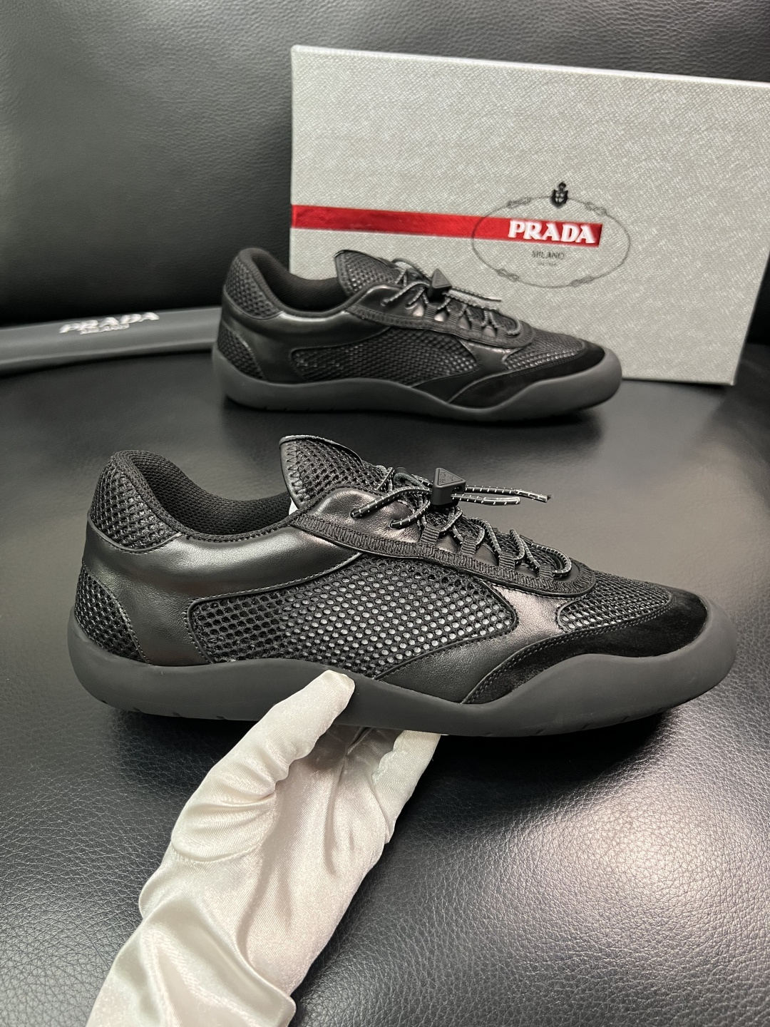 Prada 顶级工艺品，普拉达 专柜同步，原厂配置意大利进口牛皮拼布面料，进口牛皮内里垫，透气舒适，鞋底