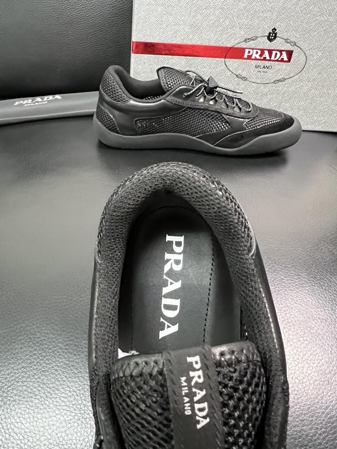 Prada 顶级工艺品，普拉达 专柜同步，原厂配置意大利进口牛皮拼布面料，进口牛皮内里垫，透气舒适，鞋底
