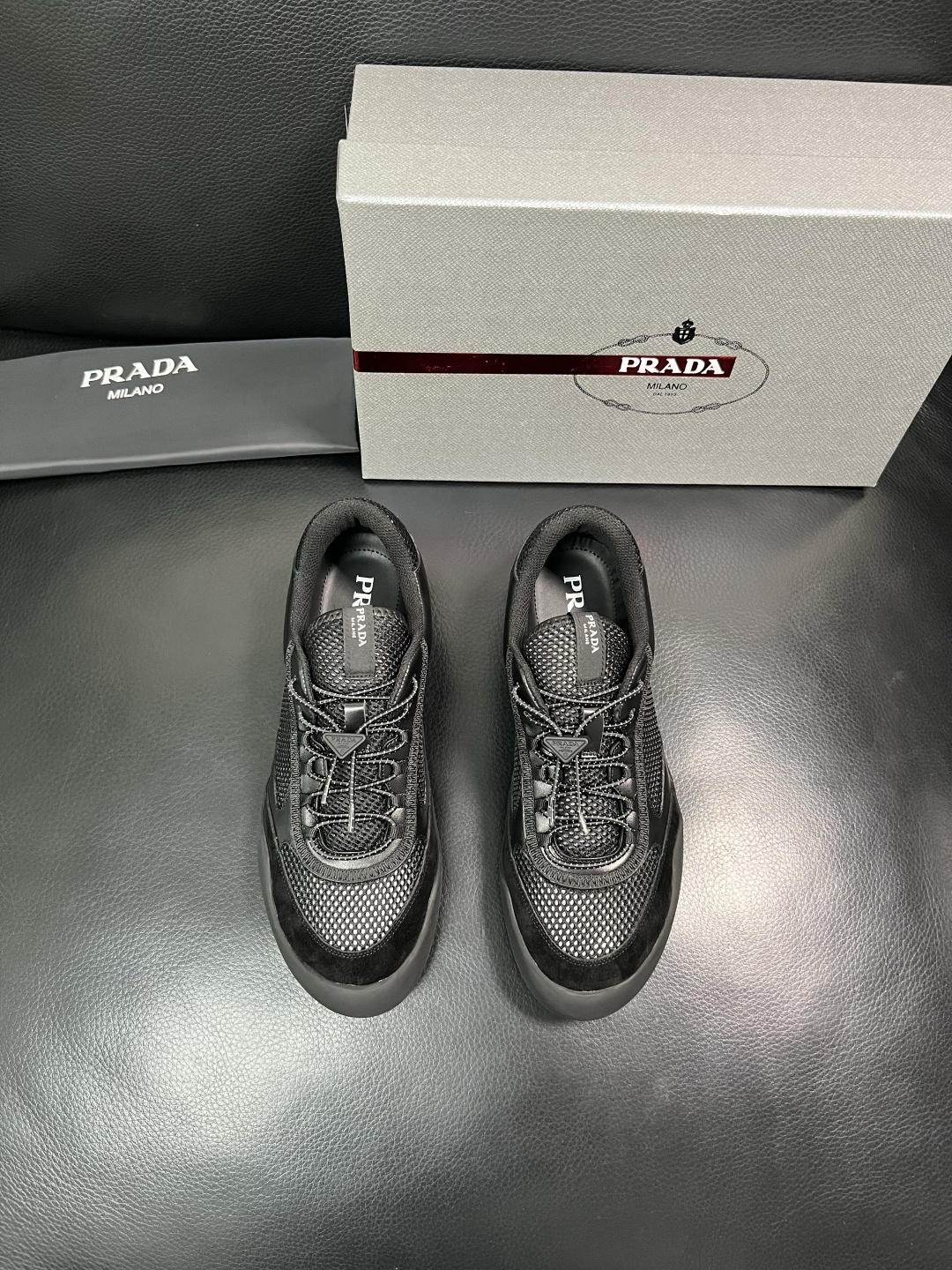 Prada 顶级工艺品，普拉达 专柜同步，原厂配置意大利进口牛皮拼布面料，进口牛皮内里垫，透气舒适，鞋底