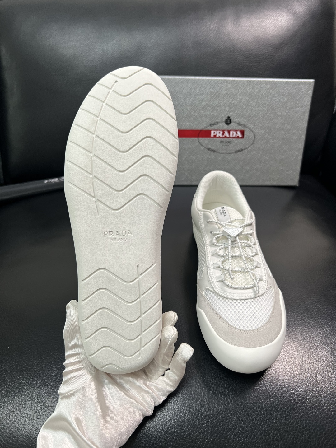 Prada 顶级工艺品，普拉达 专柜同步，原厂配置意大利进口牛皮拼布面料，进口牛皮内里垫，透气舒适，鞋底