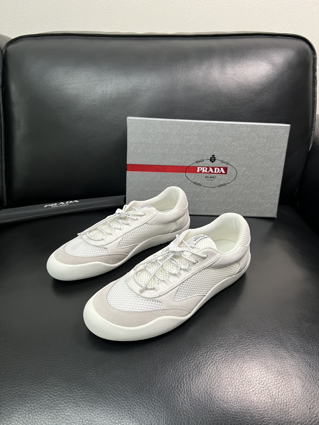 Prada 顶级工艺品，普拉达 专柜同步，原厂配置意大利进口牛皮拼布面料，进口牛皮内里垫，透气舒适，鞋底