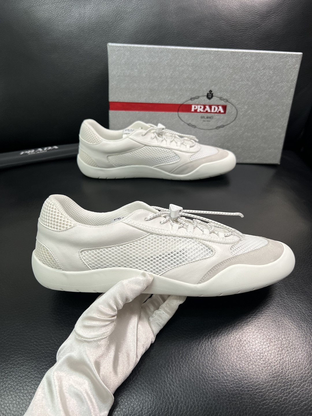 Prada 顶级工艺品，普拉达 专柜同步，原厂配置意大利进口牛皮拼布面料，进口牛皮内里垫，透气舒适，鞋底