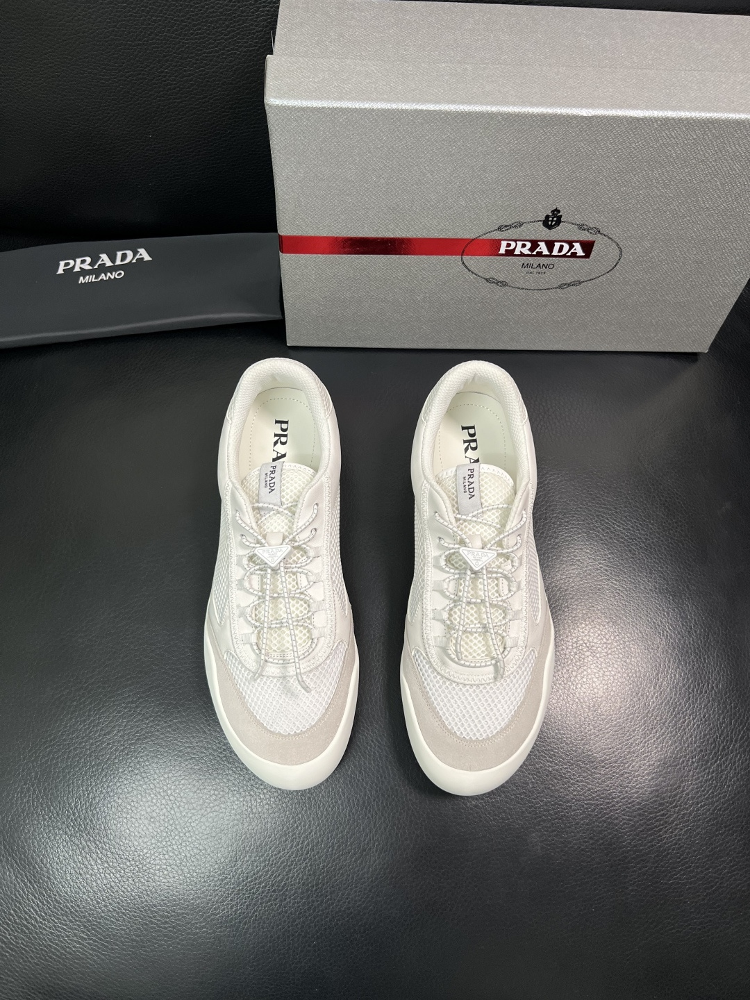 Prada 顶级工艺品，普拉达 专柜同步，原厂配置意大利进口牛皮拼布面料，进口牛皮内里垫，透气舒适，鞋底